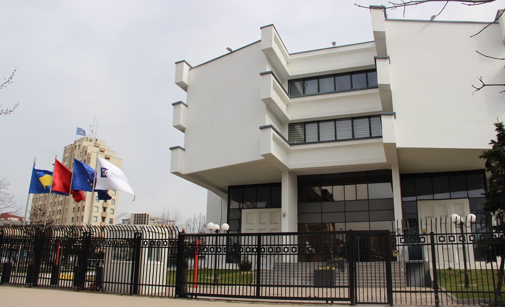 Bankat ne Kosove jane te detyruara te ofrojne llogari falas per klientet